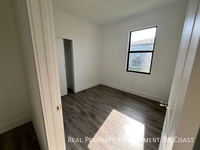 Building Photo - 1263 Hillcrest St E