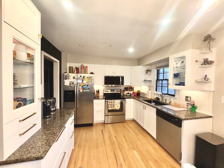 Building Photo - 319 E 100th Ter