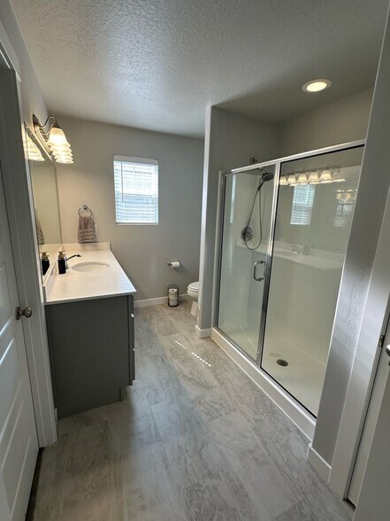 Building Photo - 2215 W Bluebird Dr