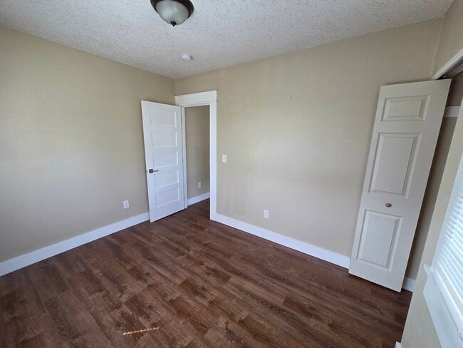 Building Photo - 5 Bedroom Home Corner Lot in N Portland