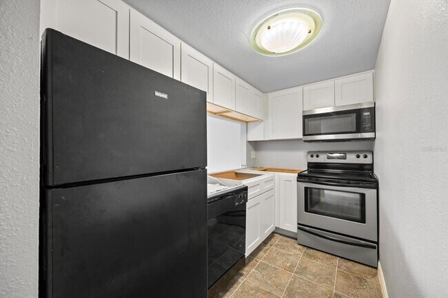 Building Photo - 7169 E Bank Dr