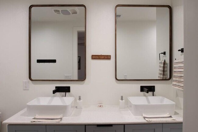 Building Photo - 9802 Kendal Dr