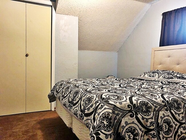 Building Photo - Wooded Walkout 3 Bedroom $875 per mo/ deposit