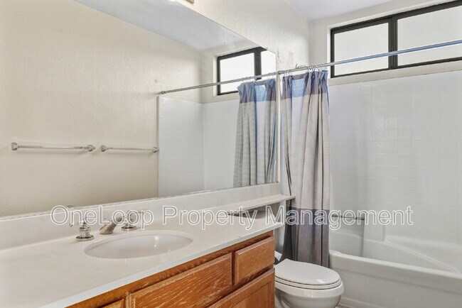 Building Photo - 493 Summerhill View