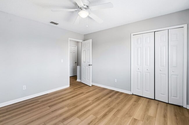 Building Photo - Adorable Beach Townhouse Close to Downtown