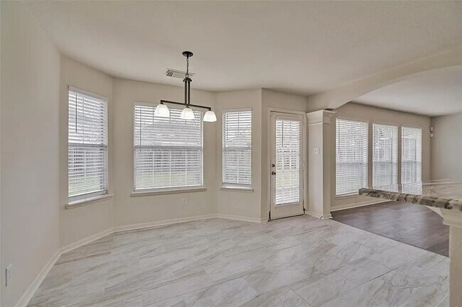 Building Photo - 511 Elm Ridge Dr