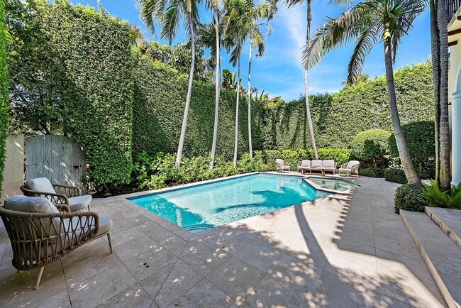 Building Photo - 245 Everglade Ave