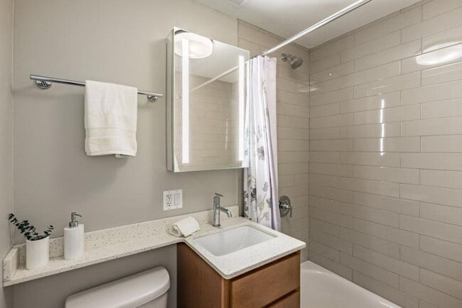 Building Photo - 2 bedroom in Chicago IL 60660