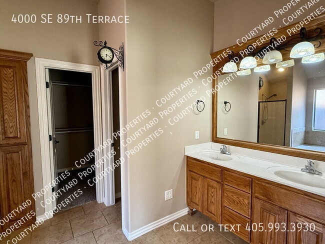 Building Photo - 4000 SE 89th Terrace