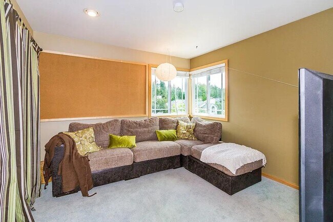 Building Photo - Spacious 5-Bedroom Home with Fenced Yard a...