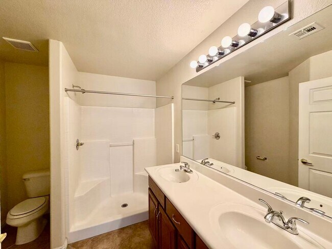 Building Photo - CUTE ONE STORY TOWNHOME