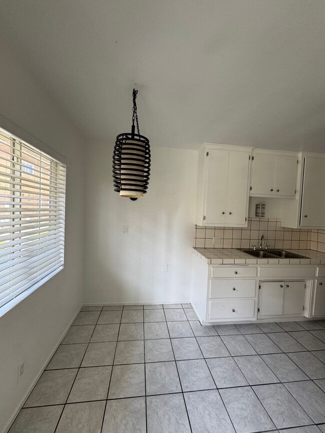 Building Photo - 1 Bedroom in Gardena With Parking Included...