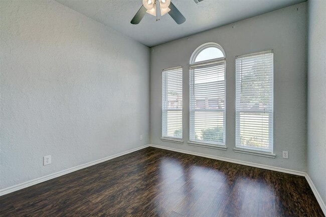 Building Photo - 1019 Dustin Dr