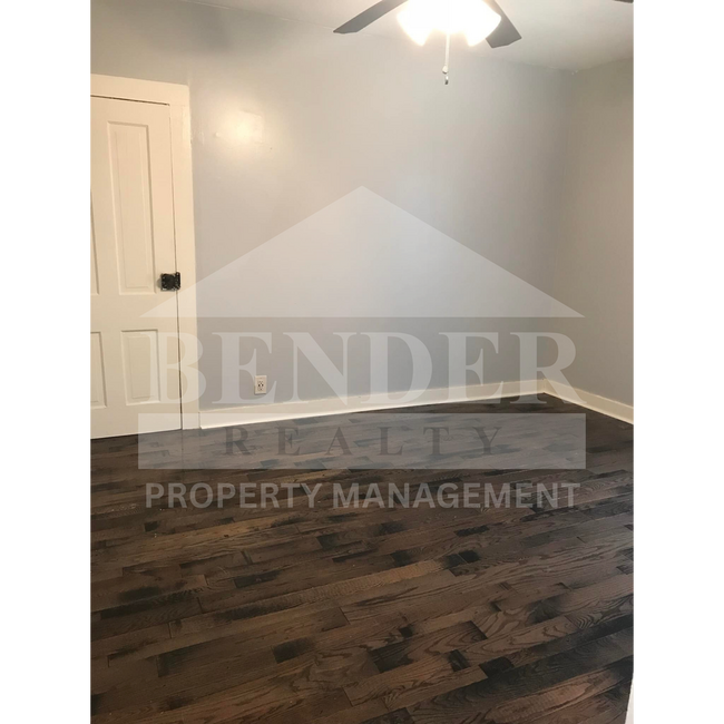 Building Photo - QUAINT, COZY SPACE