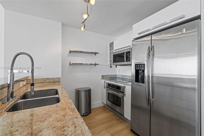 Building Photo - 601 NE 36th St