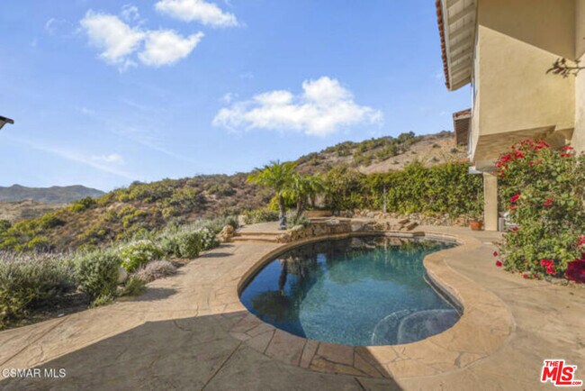 Building Photo - 987 Brookview Ave