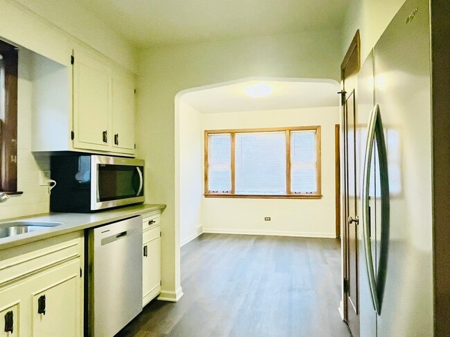 Building Photo - 7724 W Birchwood Ave