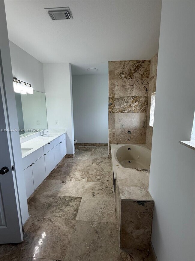 Building Photo - 4157 NE 14th St