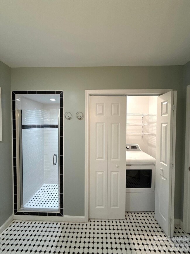 Building Photo - 2821 Sunset Dr