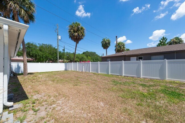 Building Photo - 3009 W Binnicker Ave