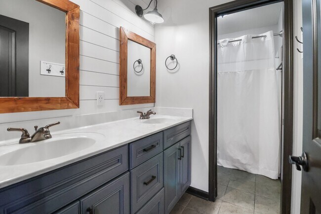 Building Photo - 869 E Accipiter Cir