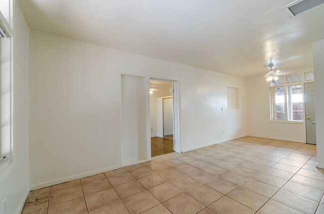 Building Photo - Private Home Steps away from U of A Campus!