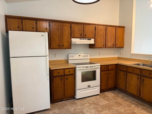 Building Photo - 133 Twin Wood Dr