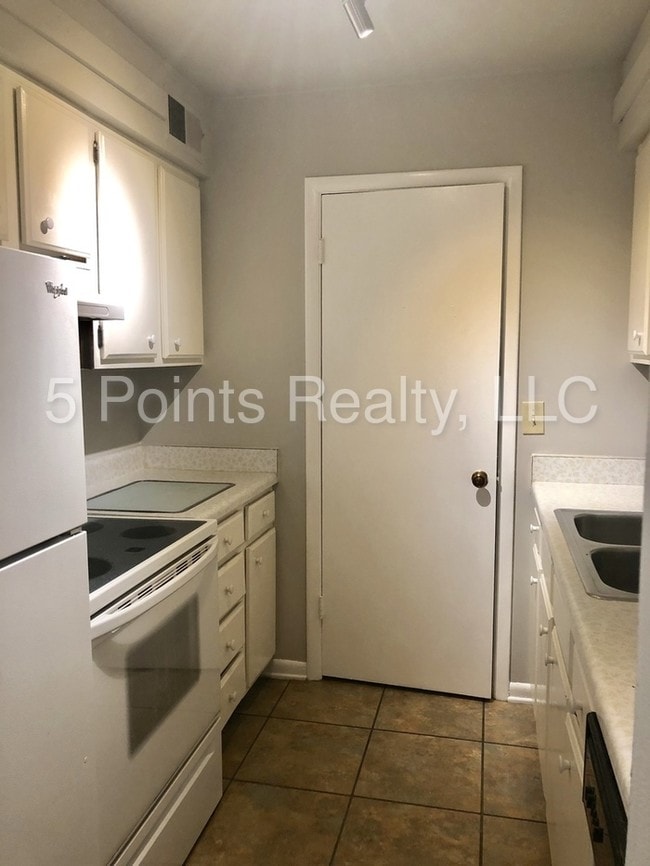 Building Photo - 420 Walton Ln