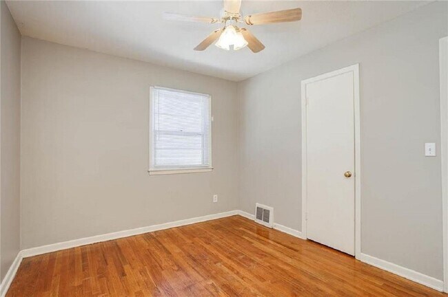 Building Photo - 10516-10516 E 10th St S