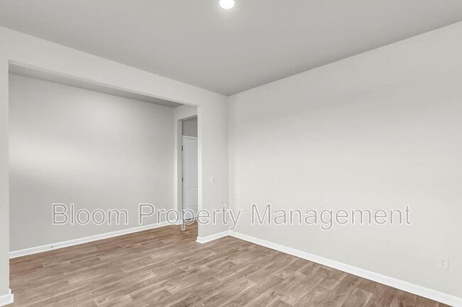 Building Photo - 205 Maple Hl Dr