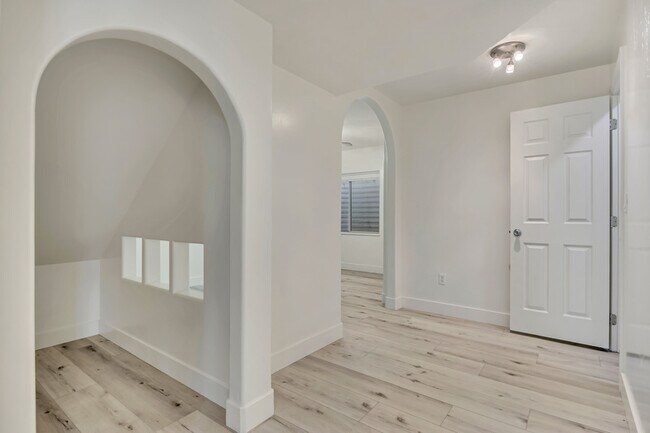 Building Photo - 8913 N Pine Hollow Dr