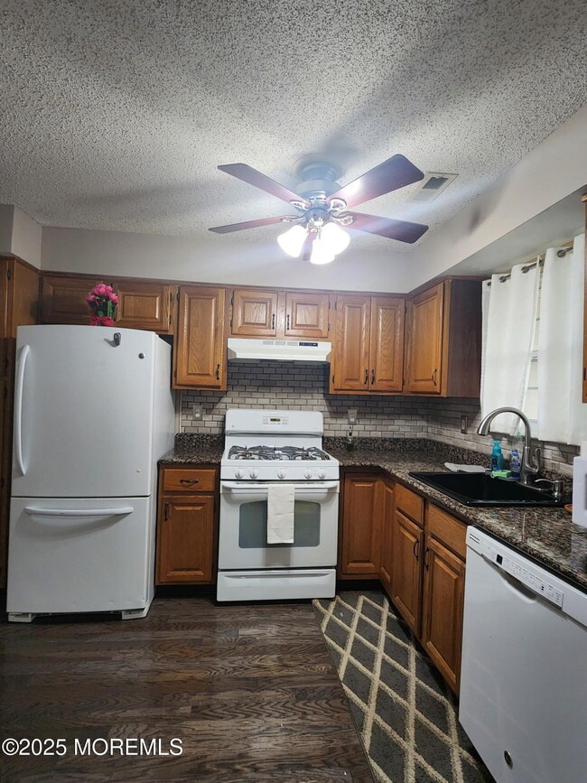 Building Photo - 175 Tulip Ln
