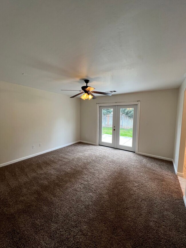 Building Photo - Spacious SW Bakersfield home!