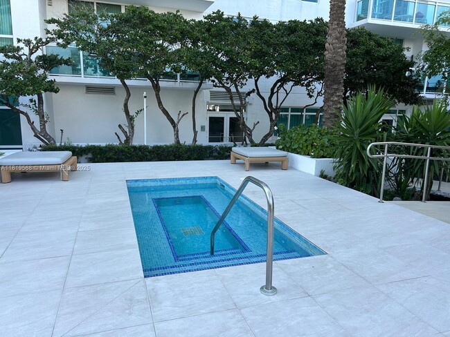Building Photo - 950 Brickell Bay Dr