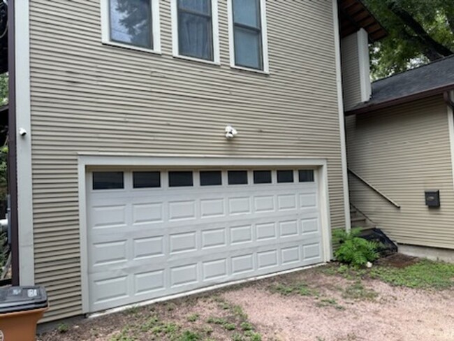 Building Photo - Charming Hyde Park 1BR Garage apartment: C...