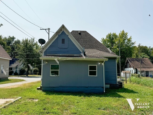 Building Photo - Cottage-Style Four-Bedroom One-Bath Home i...