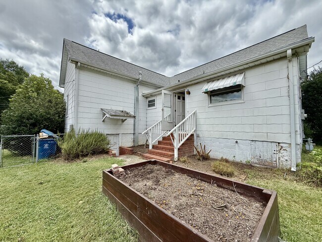 Building Photo - 904 Carolina Ave