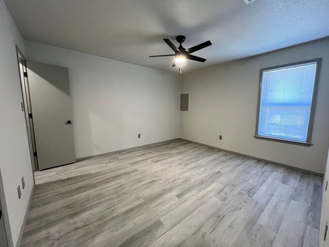 Building Photo - Beautifully Remodeled Duplex Available NOW!