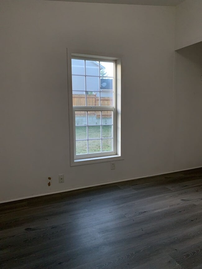 Building Photo - Smart Living, Smart Choice - manufactured 3bd/2Ba home w/detached garage!