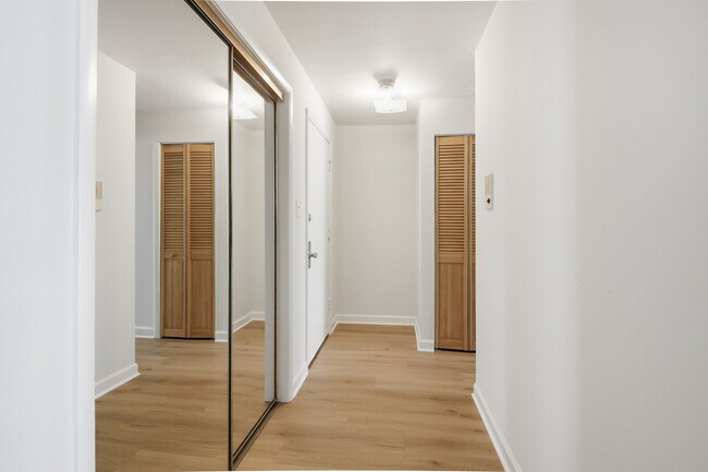 Building Photo - 750 W Dempster St