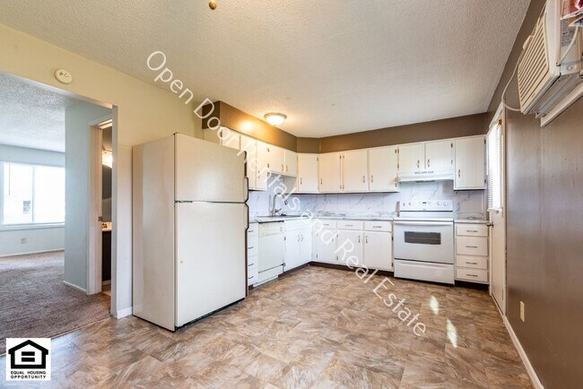 Building Photo - 922-924-926-928 East Avenue