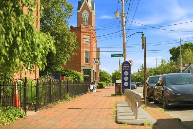 Building Photo - 396 E Mithoff St