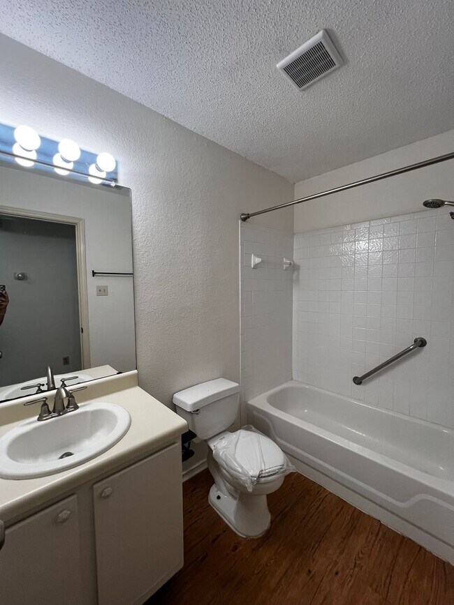 Building Photo - South Austin 3-bedroom/2-bath Home Reduced...