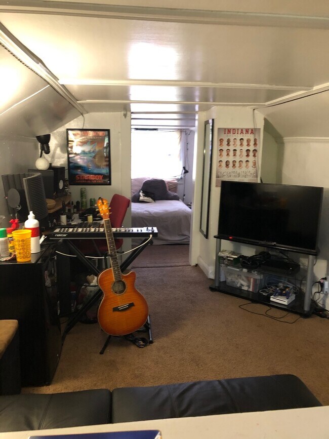 Building Photo - 3 Bedroom Available August 2026;  Monthly ...