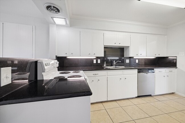 Building Photo - 5122 Locust St