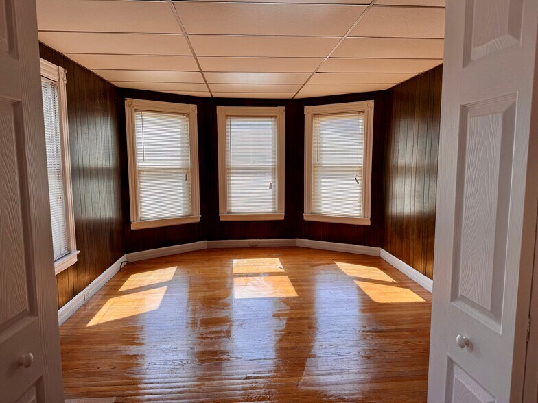 Building Photo - 123 Center St