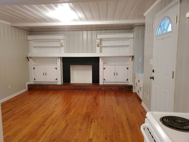 Building Photo - Great older home in Gastonia near Westfield Mall and Hospital