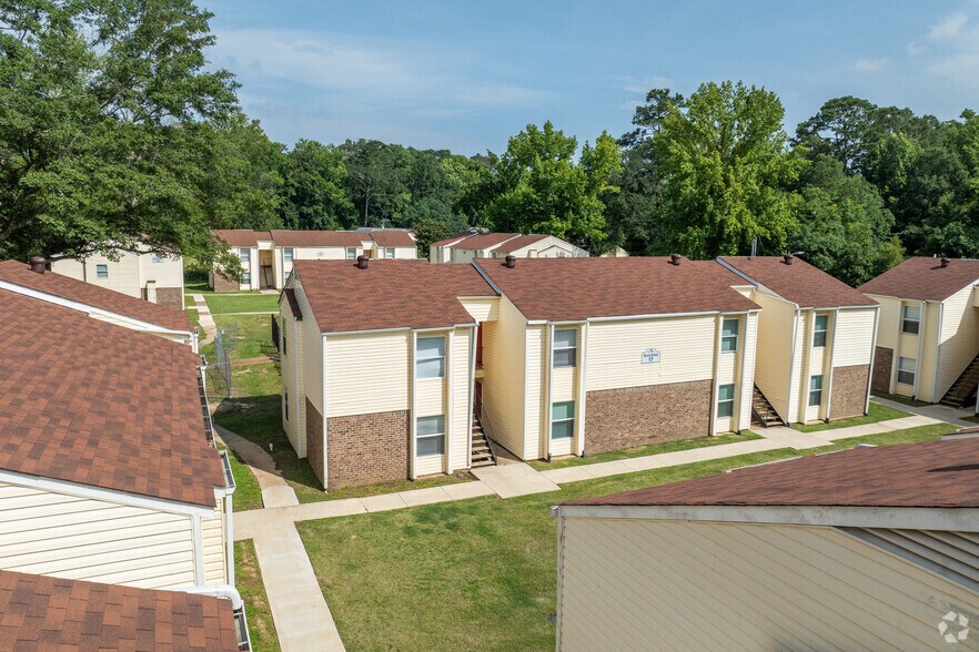 Primary Photo - The Retreat at Lakeside Apartments