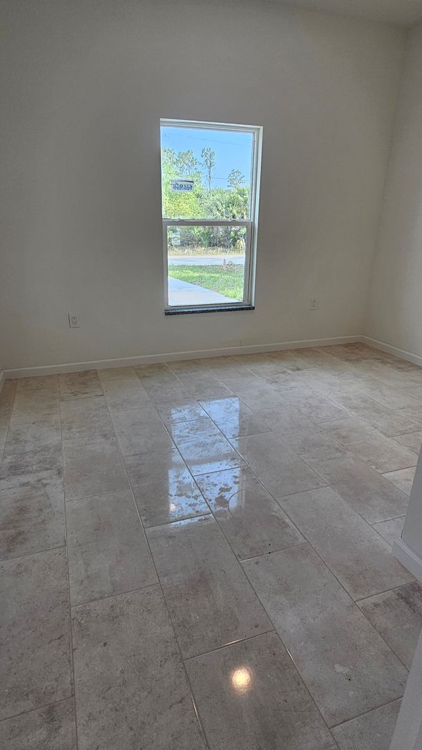 Building Photo - MOVE IN READY 3 BEDROOM 2 BATH LIKE NEW