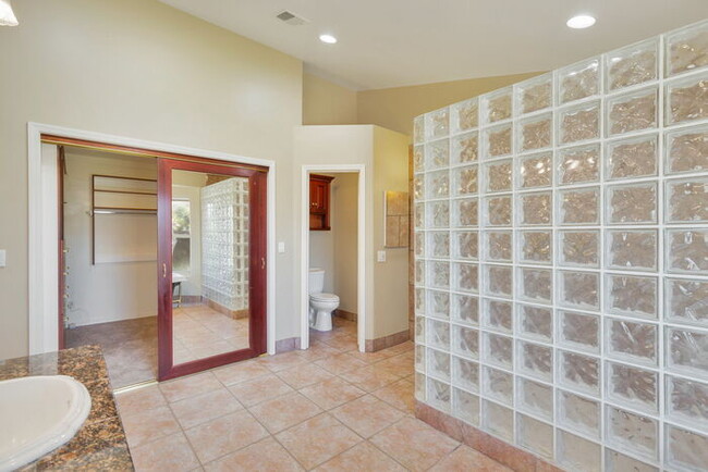 Building Photo - 1307 E Treasure Cove Dr